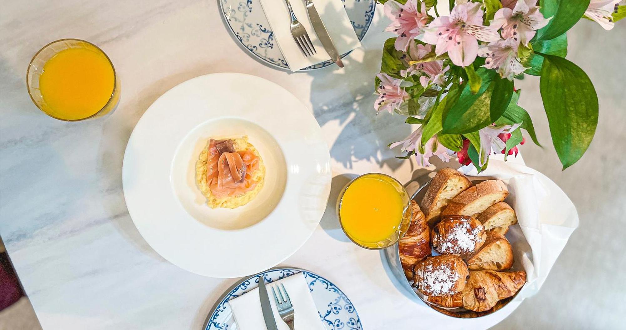 อีเอ็มอี คาเตดราล เมร์เซร์ Hotel เซบีญา ภายนอก รูปภาพ A breakfast at the hotel