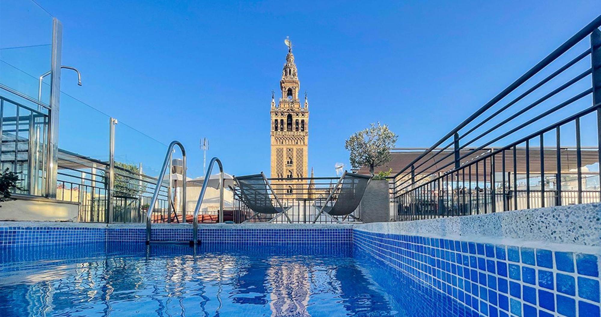 อีเอ็มอี คาเตดราล เมร์เซร์ Hotel เซบีญา ภายนอก รูปภาพ The rooftop pool at the Hotel Casa 1800