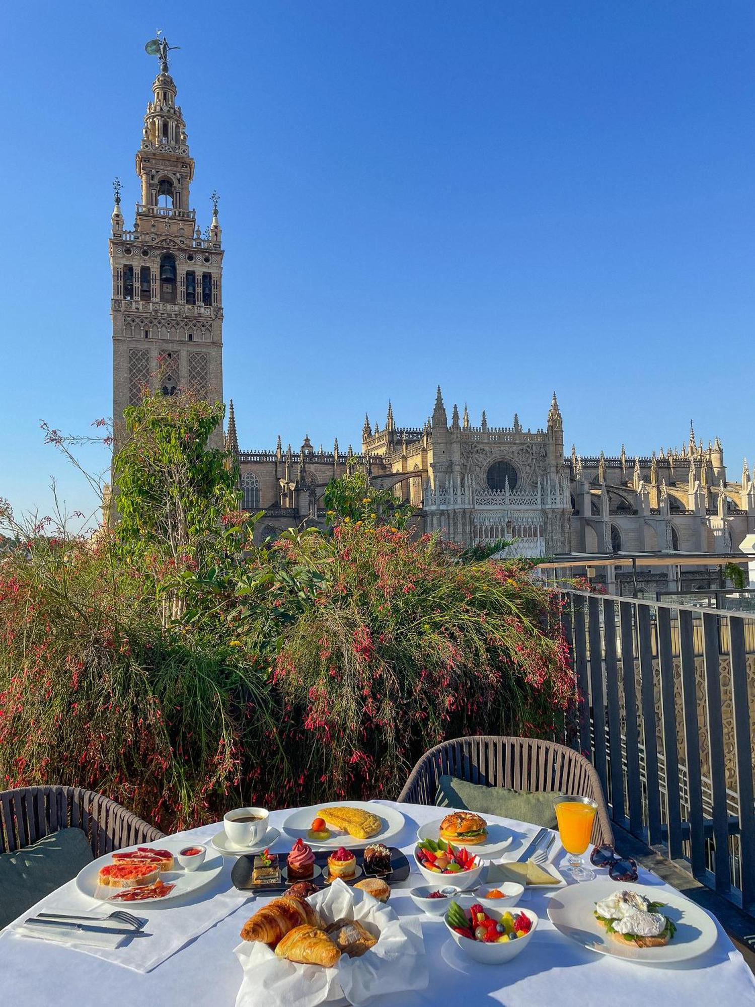 อีเอ็มอี คาเตดราล เมร์เซร์ Hotel เซบีญา ภายนอก รูปภาพ The University of Seville