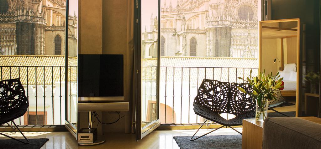 อีเอ็มอี คาเตดราล เมร์เซร์ Hotel เซบีญา ภายนอก รูปภาพ The interior of a typical apartment