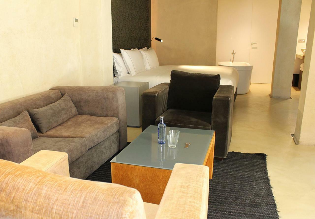 อีเอ็มอี คาเตดราล เมร์เซร์ Hotel เซบีญา ภายนอก รูปภาพ A suite at the hotel
