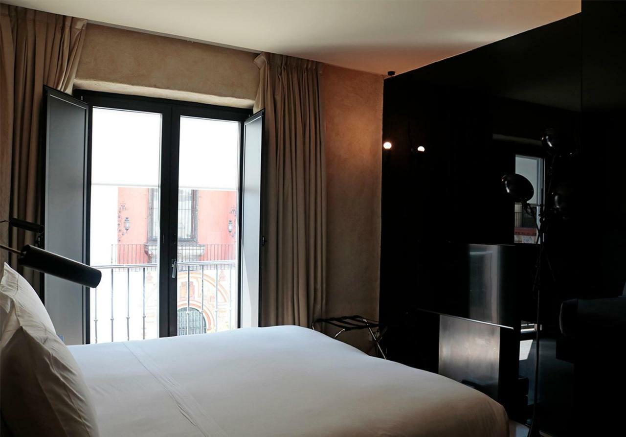 อีเอ็มอี คาเตดราล เมร์เซร์ Hotel เซบีญา ภายนอก รูปภาพ A room at the hotel