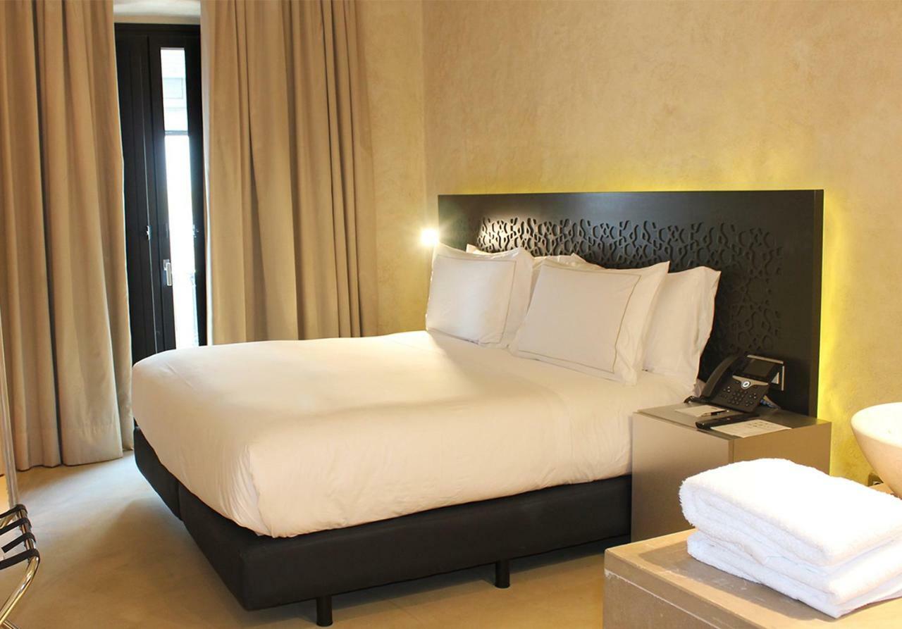 อีเอ็มอี คาเตดราล เมร์เซร์ Hotel เซบีญา ภายนอก รูปภาพ A bedroom at the hotel