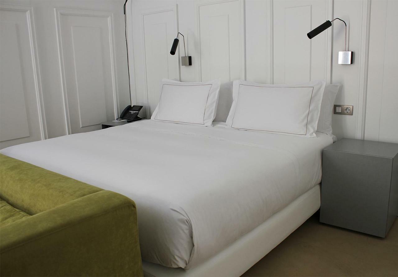 อีเอ็มอี คาเตดราล เมร์เซร์ Hotel เซบีญา ภายนอก รูปภาพ A bed with a duvet