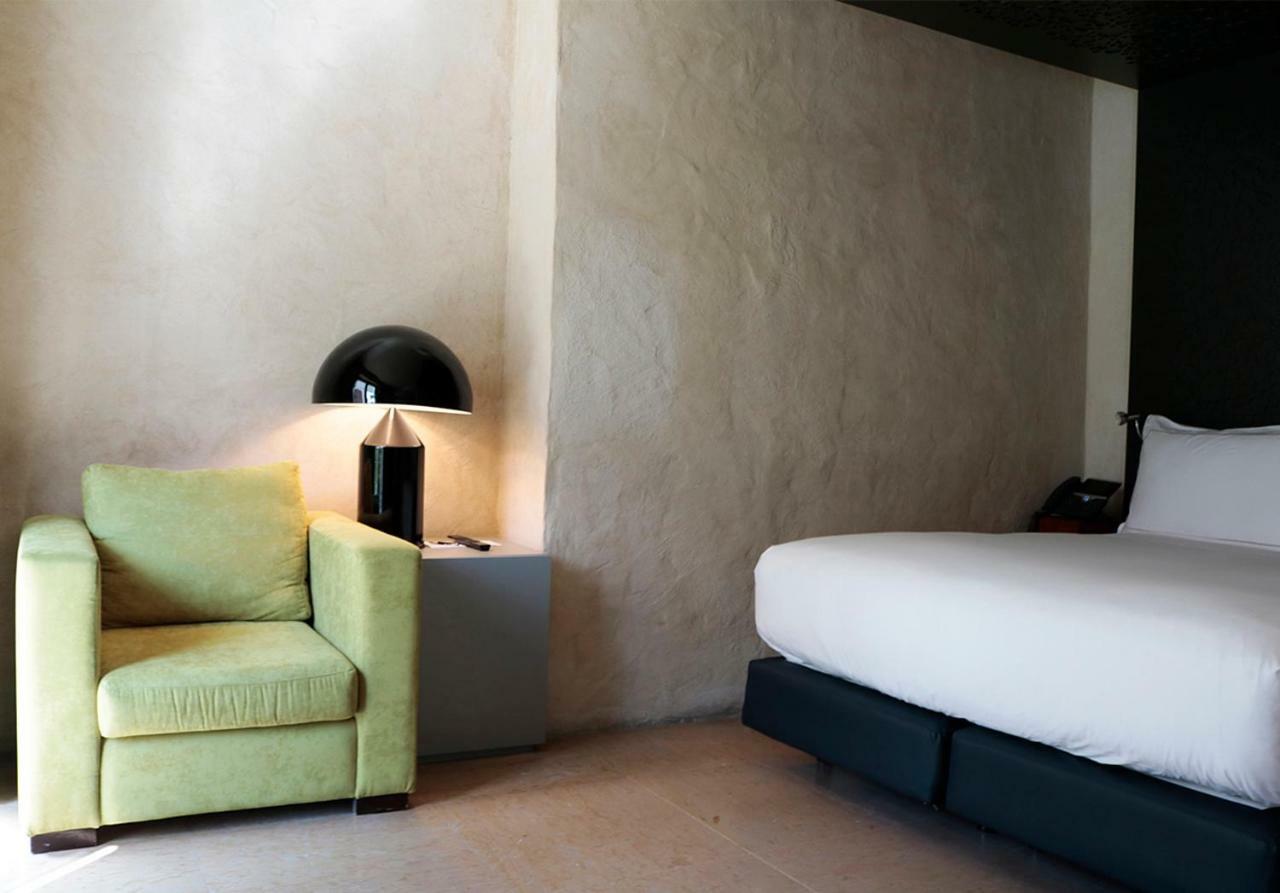 อีเอ็มอี คาเตดราล เมร์เซร์ Hotel เซบีญา ภายนอก รูปภาพ A room at the hotel
