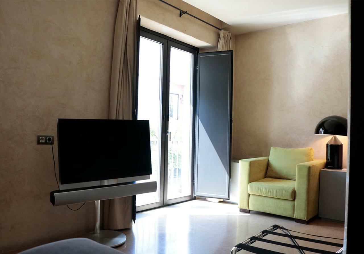 อีเอ็มอี คาเตดราล เมร์เซร์ Hotel เซบีญา ภายนอก รูปภาพ A room at the hotel