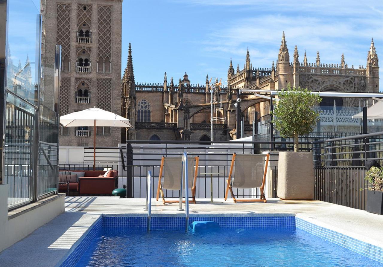 อีเอ็มอี คาเตดราล เมร์เซร์ Hotel เซบีญา ภายนอก รูปภาพ Rooftop pool at Hotel Casa 1887
