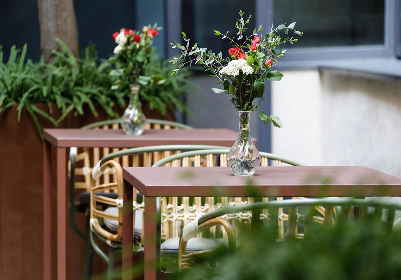 อีเอ็มอี คาเตดราล เมร์เซร์ Hotel เซบีญา ภายนอก รูปภาพ The courtyard of the hotel