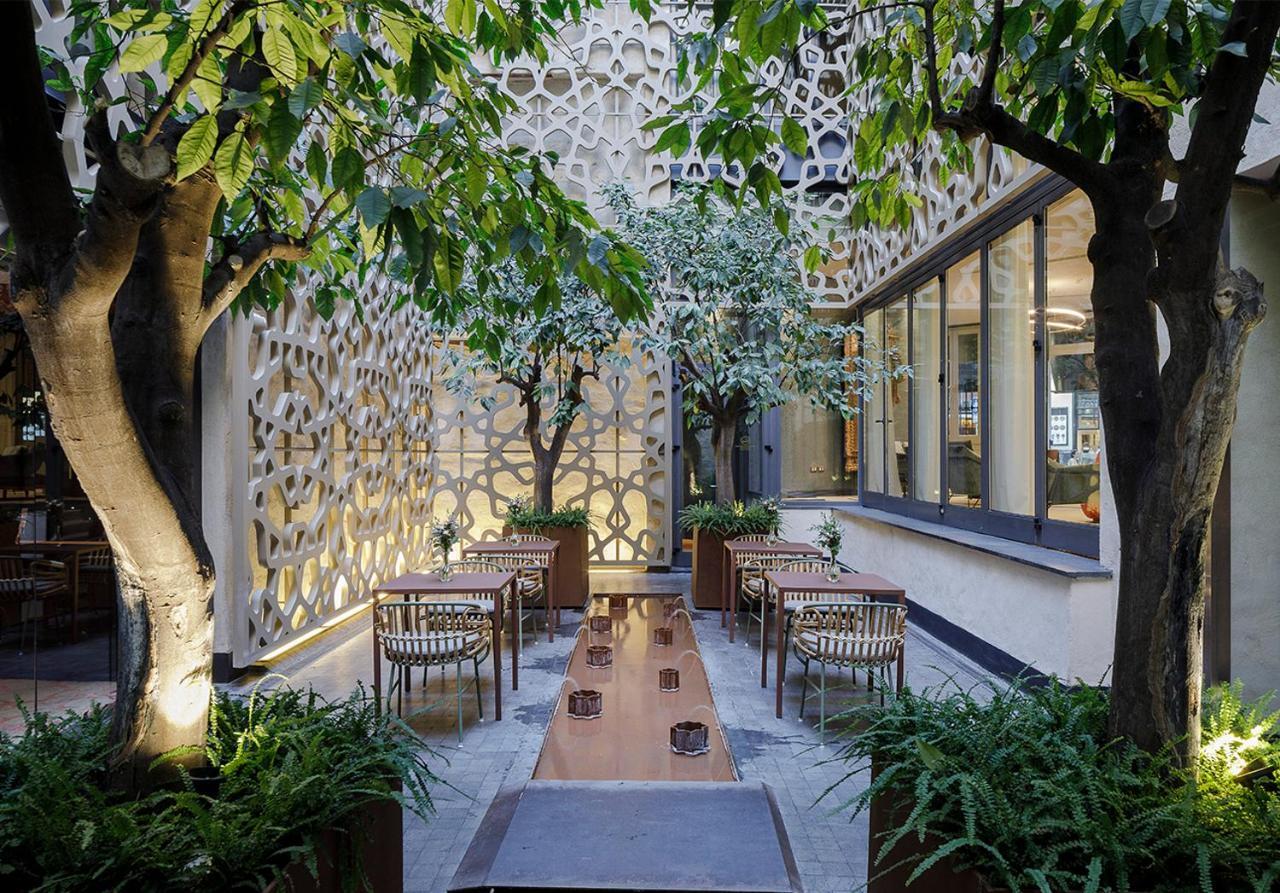 อีเอ็มอี คาเตดราล เมร์เซร์ Hotel เซบีญา ภายนอก รูปภาพ The courtyard at the hotel