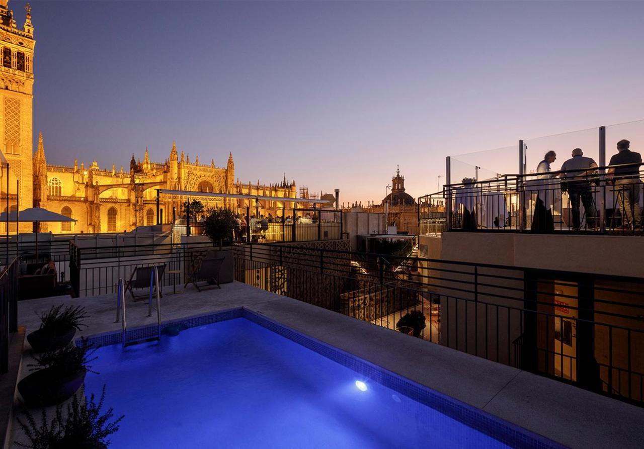 อีเอ็มอี คาเตดราล เมร์เซร์ Hotel เซบีญา ภายนอก รูปภาพ Rooftop pool at Hotel Casa 1800