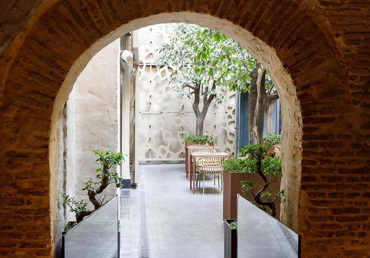 อีเอ็มอี คาเตดราล เมร์เซร์ Hotel เซบีญา ภายนอก รูปภาพ The courtyard of the museum