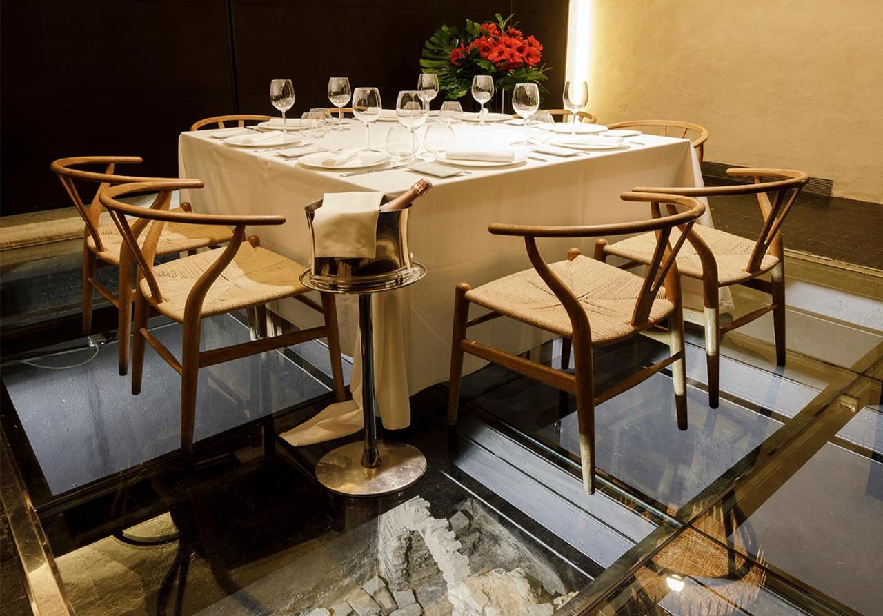 อีเอ็มอี คาเตดราล เมร์เซร์ Hotel เซบีญา ภายนอก รูปภาพ Ch24 chairs at the Mandarin Oriental, Hong Kong