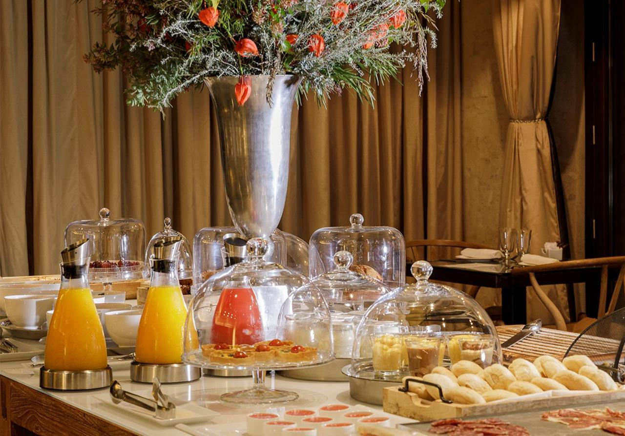 อีเอ็มอี คาเตดราล เมร์เซร์ Hotel เซบีญา ภายนอก รูปภาพ A breakfast buffet