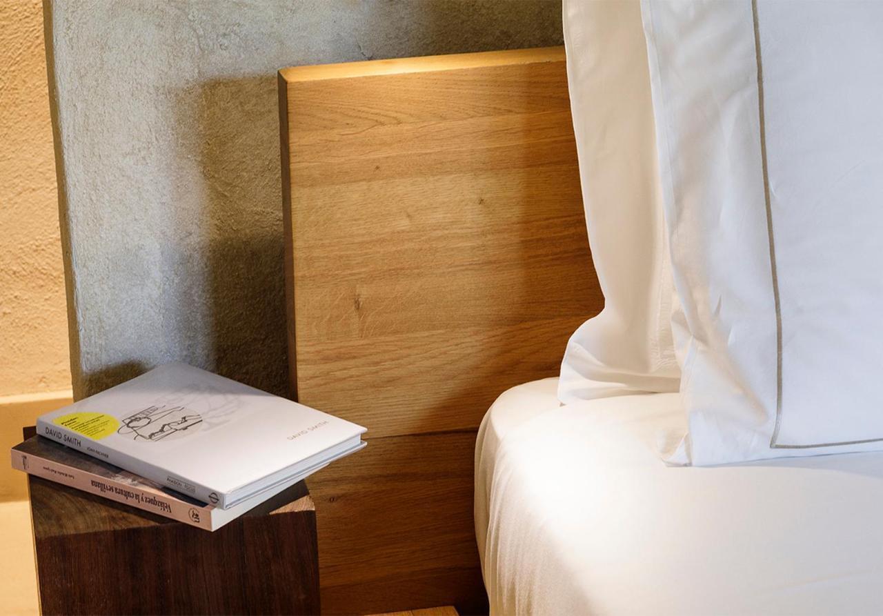 อีเอ็มอี คาเตดราล เมร์เซร์ Hotel เซบีญา ภายนอก รูปภาพ A bed with a duvet